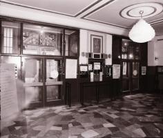 1982 Budapest, TINÓDI mozi kívül-belül, 8 db szabadon felhasználható negatív, 6x7 cm