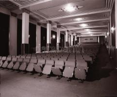 1982 Budapest, TINÓDI mozi kívül-belül, 8 db szabadon felhasználható negatív, 6x7 cm