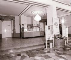 1982 Budapest, TINÓDI mozi kívül-belül, 8 db szabadon felhasználható negatív, 6x7 cm