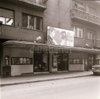 1973 Budapest, DUNA mozi kívül-belül, 6 db szabadon felhasználható negatív, 6x7 cm