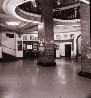 1982 Budapest, PUSKIN mozi kívül-belül, 7 db szabadon felhasználható negatív, 6x6 cm