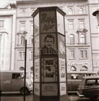 1969 Budapest, a Fővárosi Moziüzemi Vállalat hirdető oszlopai, plakáthelyei, kirakatai, ahol az új f...