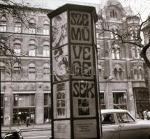 1969 Budapest, a Fővárosi Moziüzemi Vállalat hirdető oszlopai, plakáthelyei, kirakatai, ahol az új f...