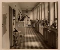 Csörgeő Tibor (1896-1968): XI. kerületi SZTK rendelő, pecséttel jelzett vintage fotó, 27,5x31 cm