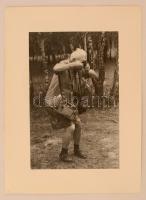 cca 1990 Kaczur Pál (1918-2000) fotografál, jelzés nélküli vintage fotó Marinkay István (?-?) hagyatékából, 29x19,5 cm-es kép 40x30 cm-es fotópapíron