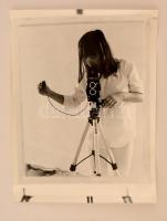 1983 Fehér Márta: Műteremben - önarckép, feliratozott vintage fotóművészeti alkotás, 40x30 cm