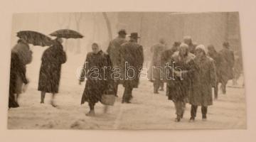 cca 1981 Magyar Alfréd: Hóesés, feliratozott vintage fotóművészeti alkotás, 21x40 cm