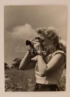 cca 1968 Krisch Béla: Felvétel közben, feliratozott vintage fotóművészeti alkotás, 40x30 cm