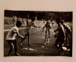 cca 1982 Gebhardt György (1910-1993): Az utolsó kör, feliratozott vintage fotóművészeti alkotás, 26x39 cm