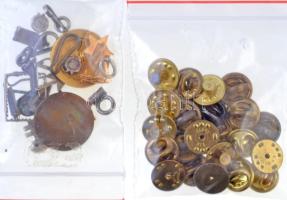 44db-os kitüntés és jelvény alkatrész tétel, közte tűk, akasztók és hátlapi csavarok, használt állapotban