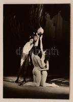 cca 1974 Balettjelenet, jelzés nélküli fotóművészeti alkotás, kasírozva, 40x30