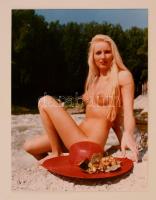 cca 1989 Kalapos szőkeség, jelzés nélküli vintage fotóművészeti alkotás, 40x30 cm / erotic photo, 40x30 cm