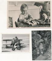 cca 1960-1980 Gyermekjátékok, 3 db fotó ill. fotólap, különböző méretben