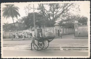 1958 Colombo utcái, Ceylon, fotólap, hátulján feliratozva, 8,5×13,5 cm