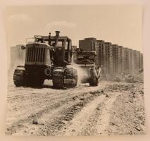 cca 1975 Balásy Pál: Nincs megállás, budapesti lakótelep bővítésének föld munkálatai, feliratozott vintage fotóművészeti alkotás, 27,5x29 cm