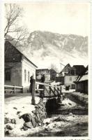 Torockó, Rimetea; Utcarészlet, fahíd, hegyek / street, wooden bridge, mountains