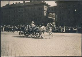 cca 1914 Károly Ferenc József trónörökös és neje, Zita főhercegasszony bevonulása Budapestre. Hátoldalon feliratozott fotó, 11×16 cm