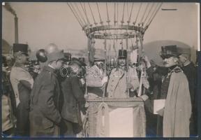 1913 Magyar léghajósok, katonák.Ballon üldözési verseny Budapesten automobillal, feliratozott fotó, rajta Katsch alezredes. / Hungarian ballon riders 16x11 cm