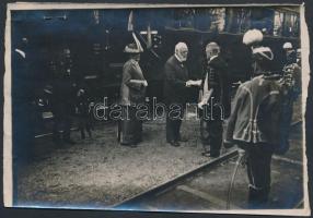 1914 A Bajor király Sárváron, az Est feliratozott fotója. Tűzésnyommal / The Bavarian king in Sárvár press photo with pinhole 17x13 cm