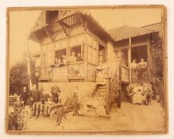 cca 1900 Kerti mulatság, nagyméretű kéményhátú fotó, kisebb sérülésekkel a karton szélein, 21x27 cm.