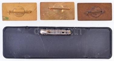 DN "Volántourist" műanyag, névtáblás jelvény + DN "Volán Törzsgárda" fémjelvény ...