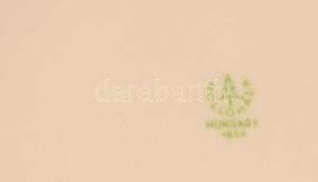 Hollóházi népi motívumos virágmintás tányér, matricás, jelzett, apró kopásnyomokkal, a Weiss Manfréd...