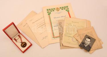 cca 1930-1940 Tűzoltó irathagyatéka: igazolványok, rendeletek, fénykép, kitüntetés dobozban, stb