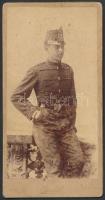 cca 1890-1910 Katonaportré, a katona sapkáján középcímerrel, kemény hátú fotó, Goszleth István műterméből, kissé foltos.13x6.5 cm.