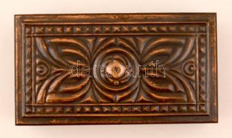 Igényes fa doboz, díszes réz rátéttel a fedélen, kisebb hibával, de alapvetően jó állapotban, 11.5x2...