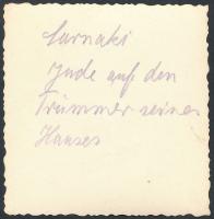 cca 1941-1943 Sarnaki (Lengyelország), zsidó férfi házának romjai között, fotó, hátulján feliratozva...