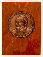 Olvashatatlan jelzéssel: Joannes Paulus II pontifex maximus, réz plakett fa talapzaton, d: 10 cm