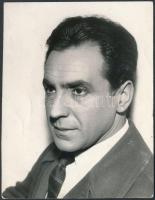 1962 Pálos György (1920-1970) fotója, a hátoldalán dedikált, 11.5x9 cm.