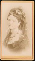 Rabatinszky Mária (1842-Párizs ?) énekesnő (szoprán) 1863-66 ban a Nemzeti Színház tagjaként ő volt az első Oscar (Verdi Álarcosbáljában.) 1866-1873 között a Bécsi Operaház tagja. 9x11 cm