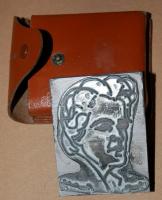Női fejet ábrázoló fém nyomólap eredeti bőrtokban T:1