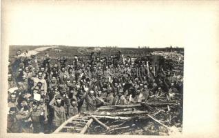 Első Világháborús K.u.K. ujjongó katonák lövészárokban, csoportkép / WWI K.u.K. military, soldiers in trenches, group photo