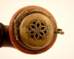 Faragott (szakállas féfifejes) tajtékpipa, kis lepattanással, szárral , réz tetővel, 6×6 cm, szár:31...