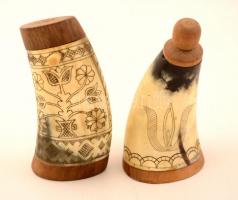 Só-bors tartó, karcolt szaru- fa, népművésztis mintákkal, m:11 cm (2×)