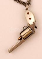 Ezüst (Ag) nyaklánc, fém gyöngyház berakásos pisztollyal,  jelzés nélkül,  h:60 cm bruttó: 27 g