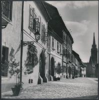 1939 Vadas Ernő (1899-1962): Budai vár, aláírt, pecséttel jelzett vintage fotóművészeti alkotás, 18x17,5 cm