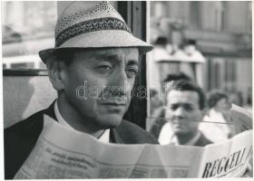 cca 1965 Kibédi Ervin színész Reggeli Híreket olvas a villamoson, vintage fotó, 20x28 cm