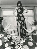 cca 1975 Budapest, az OKISZ labor műhelytitkai, itt készülnek az új divatos nyári ruhák, vintage fotó, 22,5x17,5 cm
