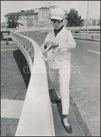 cca 1965 Divatfotó az újonnan elkészült Erzsébet híd budai lejáróján, vintage fotó, 23,5x17,5 cm