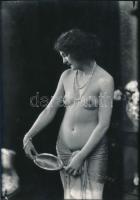 cca 1926 Demeter Károly (1892-1983) párizsi korszakából való finoman erotikus jelzetlen fényképe, korabeli vintage negatívról készített későbbi nagyítás, 18x12 cm