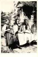 Kalotaszegi népviselet, fonó lányok / Transylvanian folklore from Kalotaszeg, spinning girls (EK)