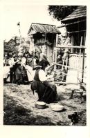 Kalotaszegi népviselet, fonó hölgyek / Transylvanian folklore from Kalotaszeg, spinning ladies