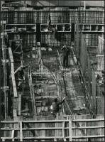 cca 1974 Zsigri Oszkár (1933-?): Lakótelepi építkezés, jelzés nélküli vintage fotóművészeti alkotás a szerző hagyatékából, 24x18 cm