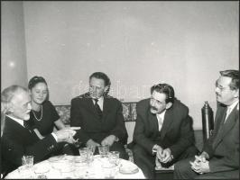 1962 Kodály Zoltán születésnapi társaságban, feliratozott vintage fotó, 18x24 cm