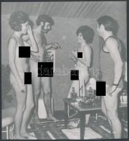 cca 1968 Házibuli négyesben, 2 db fotó, 20x18 cm / 2 erotic photos, 20x18 cm