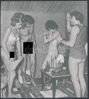cca 1968 Házibuli négyesben, 2 db fotó, 20x18 cm / 2 erotic photos, 20x18 cm