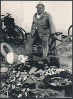 cca 1980 Vincze János: Piacgazdaság (bolhapiac Kecskeméten), feliratozott vintage fotóművészeti alkotás, 23,5x17,5 cm